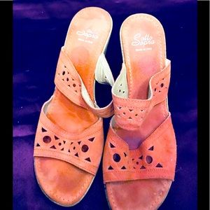 SALE 3/$18 - 
Sotto Sopra Orange Suede Wedge 9